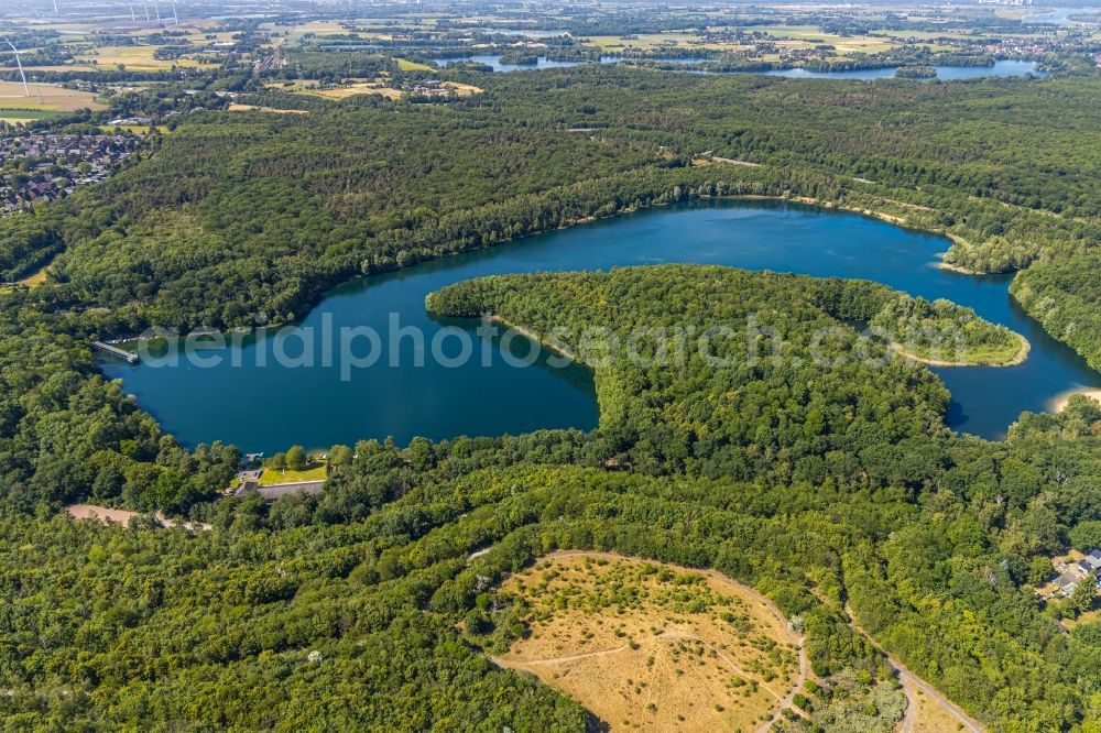 Aerial photograph moers - Riparian areas on the lake area of Waldsee in Moers at Ruhrgebiet in the state North Rhine-Westphalia, Germany