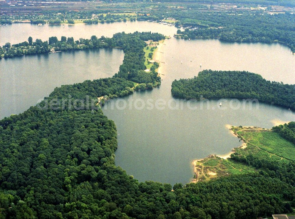 Aerial photograph Duisburg - The Wambachsee and the Masurensee in Duisburg in the state North Rhine-Westphalia