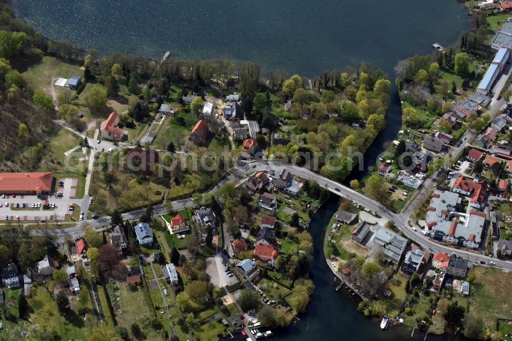 Aerial image Grünheide (Mark) - Riparian areas on the lake area of Weerlsee - Peetzsee in Gruenheide (Mark) in the state Brandenburg