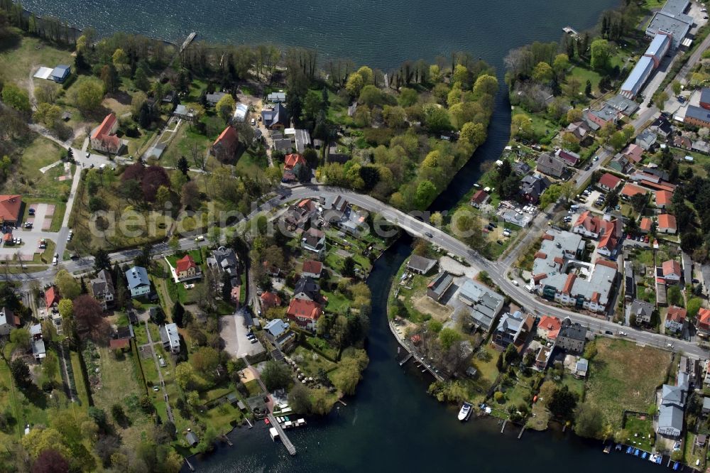 Aerial photograph Grünheide (Mark) - Riparian areas on the lake area of Weerlsee - Peetzsee in Gruenheide (Mark) in the state Brandenburg