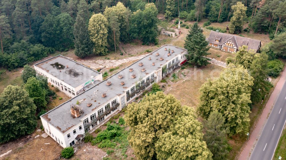 Aerial image Joachimsthal - Riparian areas on tuins of old hotel on the lake area Werbellinsee of along the Landesstrasse L220 in a forest area in Joachimsthal in the state Brandenburg, Germany