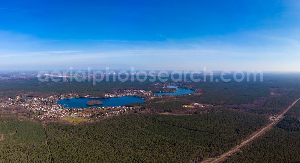 Aerial photograph Fangschleuse - Riparian areas on the lake area of Werlsee in a forest area in Fangschleuse in the state Brandenburg, Germany