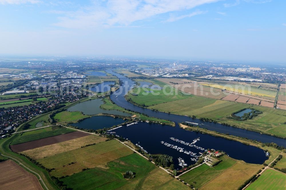 Aerial photograph Weyhe - Riparian areas on the lake area of Wieltsee with piers and intake to the river Weser in Weyhe in the state Lower Saxony