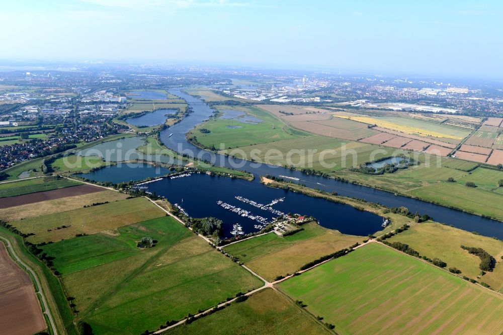 Weyhe from the bird's eye view: Riparian areas on the lake area of Wieltsee with piers and intake to the river Weser in Weyhe in the state Lower Saxony