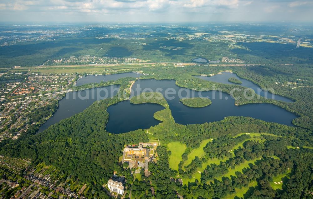 Aerial image Duisburg - Riparian areas on the lake area of Wildfoerstersee in Duisburg in the state North Rhine-Westphalia