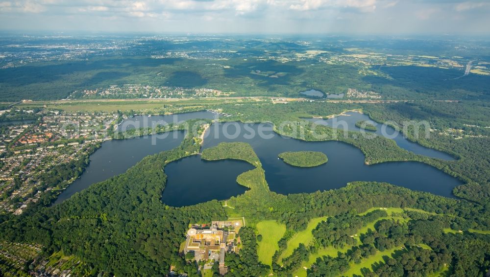 Aerial photograph Duisburg - Riparian areas on the lake area of Wildfoerstersee in Duisburg in the state North Rhine-Westphalia