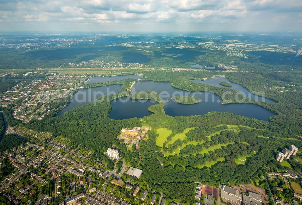 Duisburg from above - Riparian areas on the lake area of Wildfoerstersee in Duisburg in the state North Rhine-Westphalia