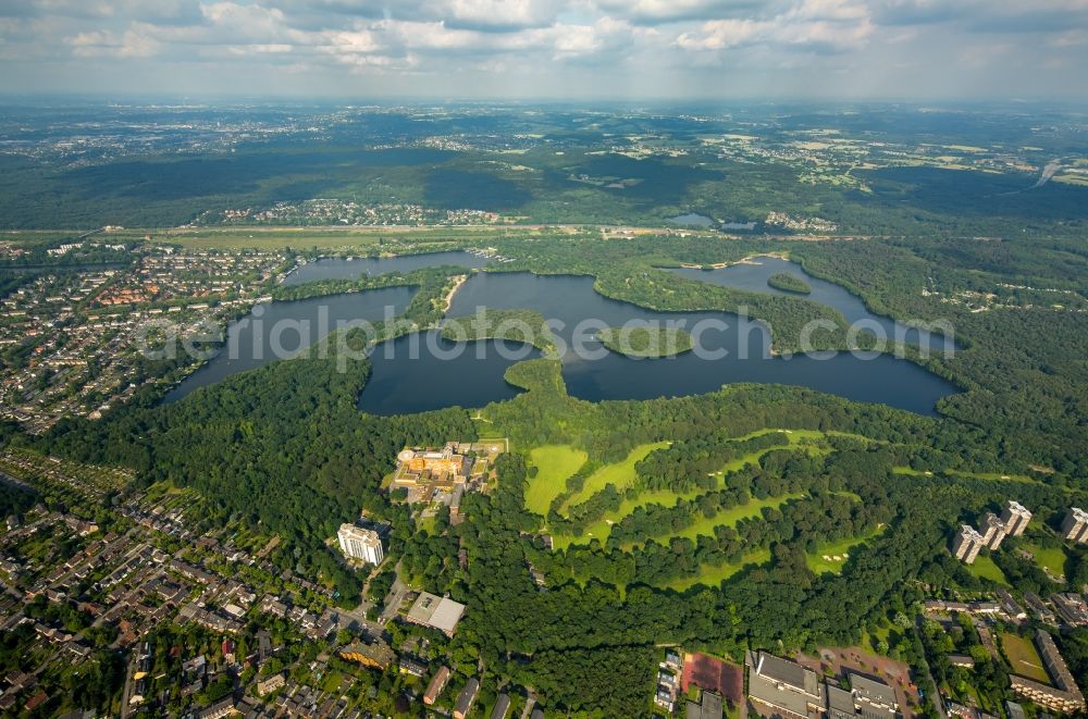 Duisburg from the bird's eye view: Riparian areas on the lake area of Wildfoerstersee in Duisburg in the state North Rhine-Westphalia