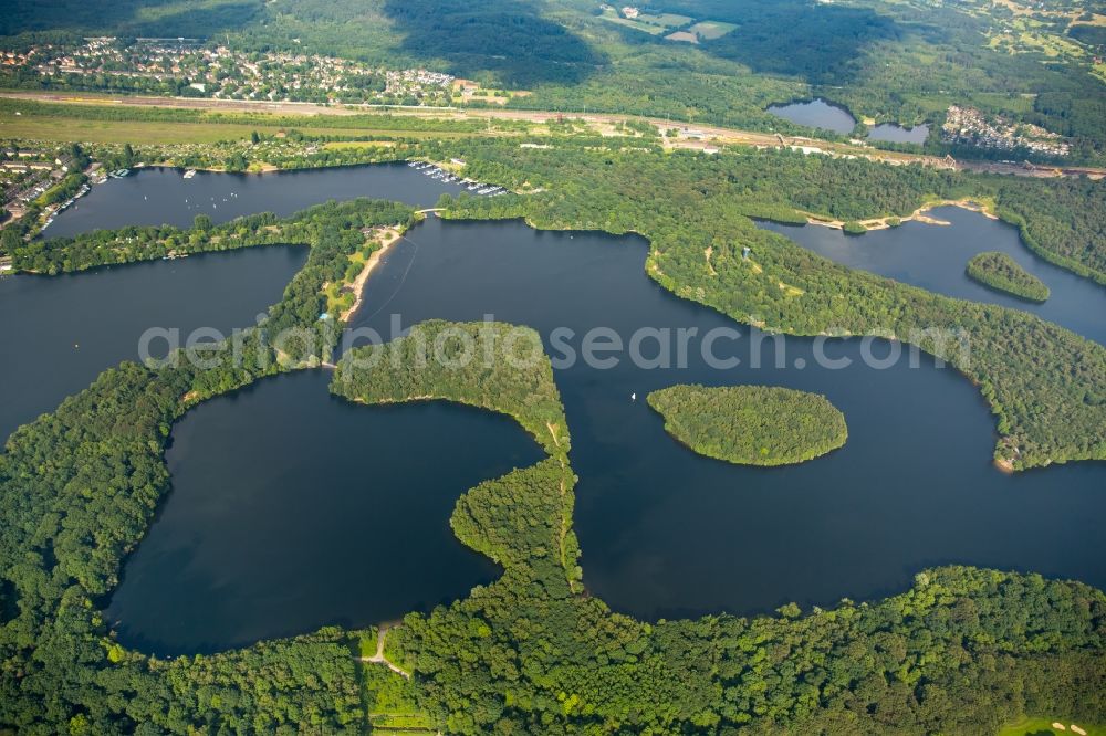 Aerial image Duisburg - Riparian areas on the lake area of Wildfoerstersee in Duisburg in the state North Rhine-Westphalia