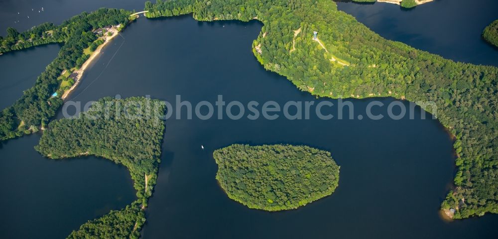 Aerial photograph Duisburg - Riparian areas on the lake area of Wildfoerstersee in Duisburg in the state North Rhine-Westphalia