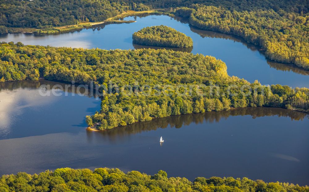 Aerial image Duisburg - Riparian areas on the lake area of Wildfoerstersee in Duisburg in the state North Rhine-Westphalia