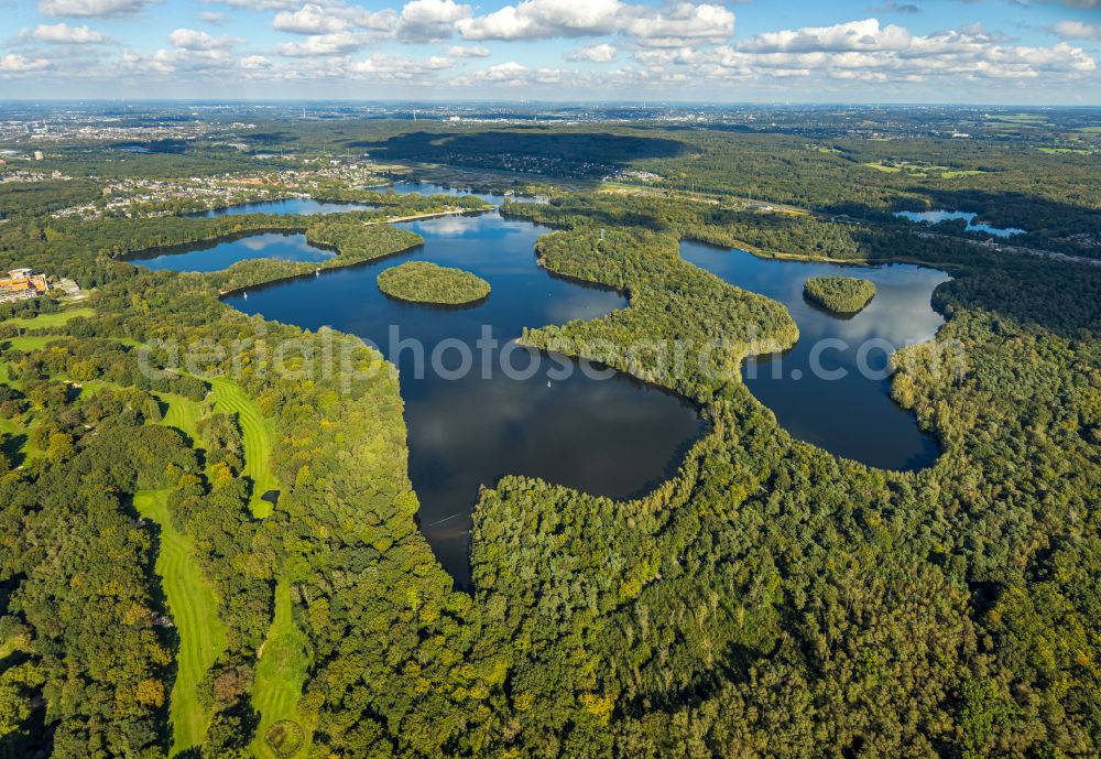 Aerial photograph Duisburg - Riparian areas on the lake area of Wildfoerstersee in Duisburg in the state North Rhine-Westphalia