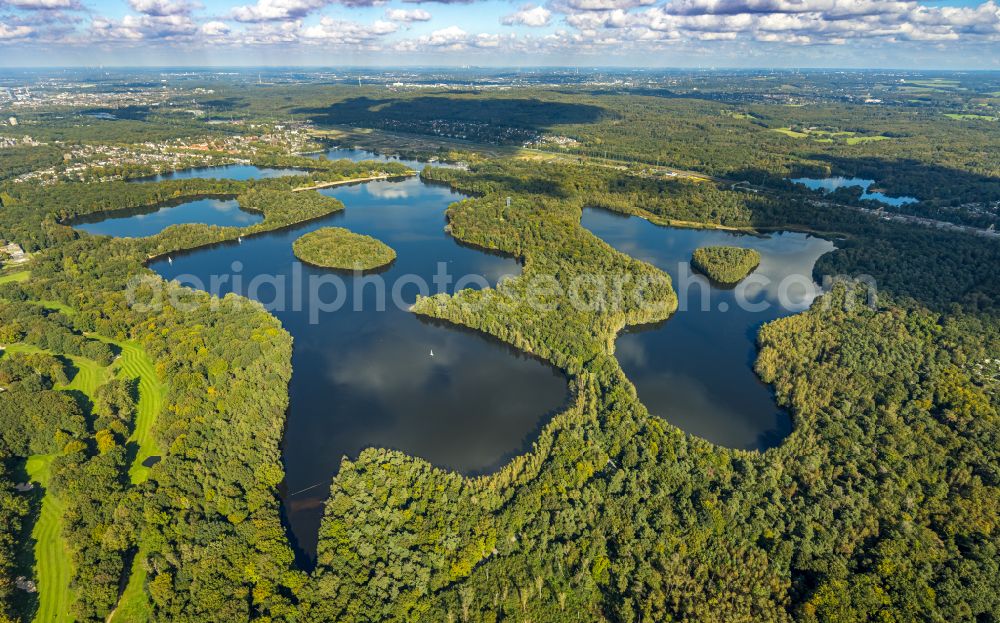 Duisburg from above - Riparian areas on the lake area of Wildfoerstersee in Duisburg in the state North Rhine-Westphalia