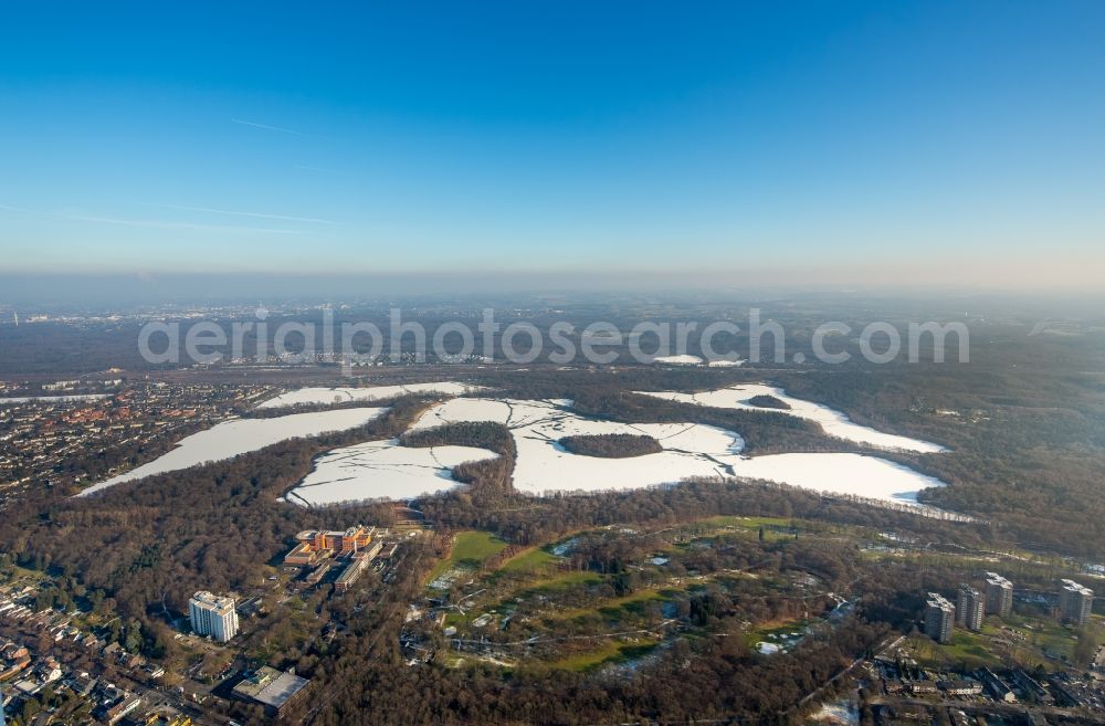 Aerial photograph Duisburg - Wintry snowy Riparian areas on the lake area of Wildfoerstersee in the district Duisburg Sued in Duisburg in the state North Rhine-Westphalia