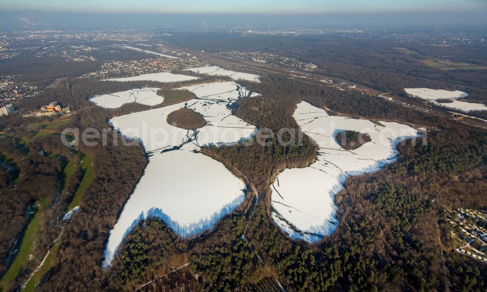 Duisburg from above - Wintry snowy Riparian areas on the lake area of Wildfoerstersee in the district Duisburg Sued in Duisburg in the state North Rhine-Westphalia