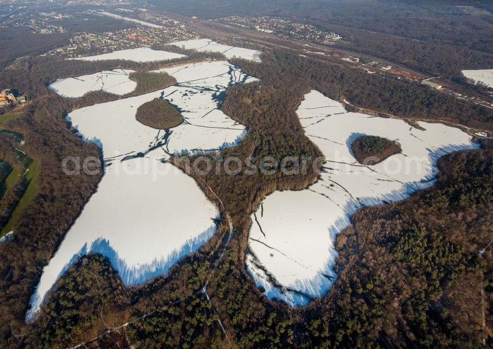 Duisburg from the bird's eye view: Wintry snowy Riparian areas on the lake area of Wildfoerstersee in the district Duisburg Sued in Duisburg in the state North Rhine-Westphalia