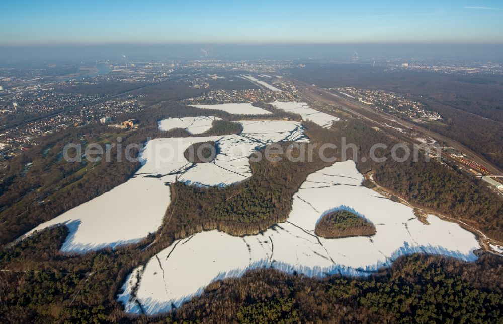 Aerial image Duisburg - Wintry snowy Riparian areas on the lake area of Wildfoerstersee in the district Duisburg Sued in Duisburg in the state North Rhine-Westphalia