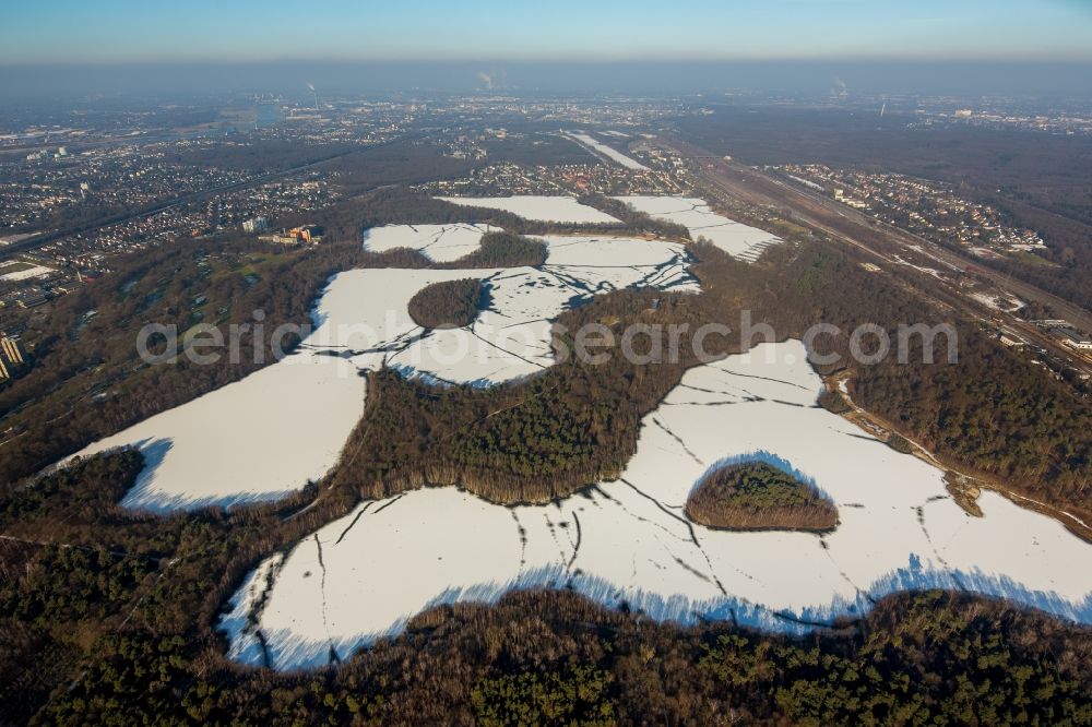 Aerial photograph Duisburg - Wintry snowy Riparian areas on the lake area of Wildfoerstersee in the district Duisburg Sued in Duisburg in the state North Rhine-Westphalia