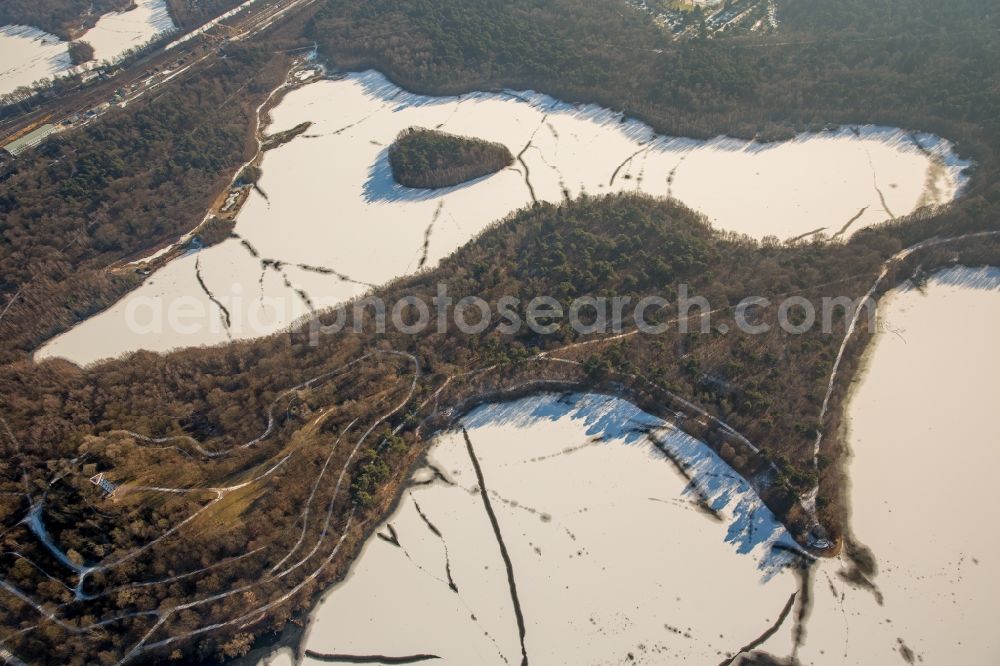 Aerial image Duisburg - Wintry snowy Riparian areas on the lake area of Wildfoerstersee in the district Duisburg Sued in Duisburg in the state North Rhine-Westphalia