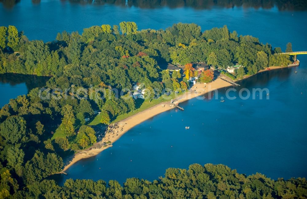 Aerial image Duisburg - Riparian areas on the lake area of Wolfssee der Sechs-Seen-Platte in Duisburg in the state North Rhine-Westphalia