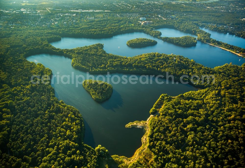 Aerial photograph Duisburg - Riparian areas on the lake area of Wolfssee der Sechs-Seen-Platte in Duisburg in the state North Rhine-Westphalia