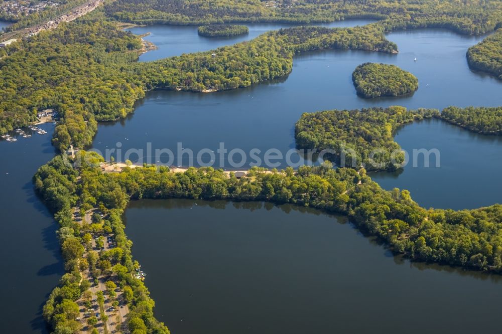 Duisburg from the bird's eye view: Riparian areas on the lake area of Wolfssee der Sechs-Seen-Platte in Duisburg in the state North Rhine-Westphalia