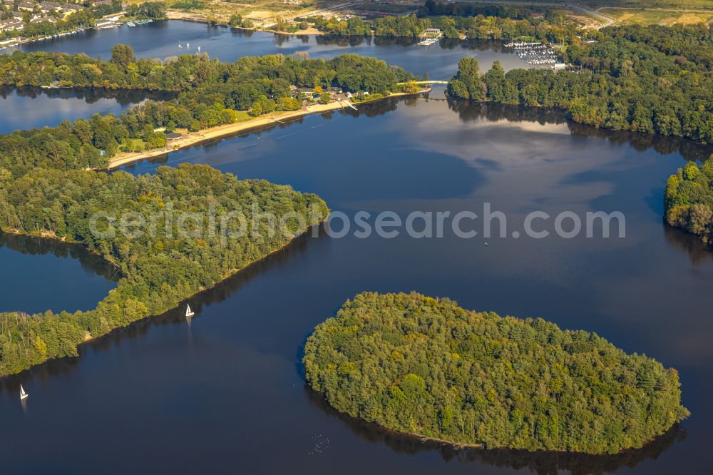 Aerial image Duisburg - Riparian areas on the lake area of Wolfssee der Sechs-Seen-Platte in Duisburg in the state North Rhine-Westphalia