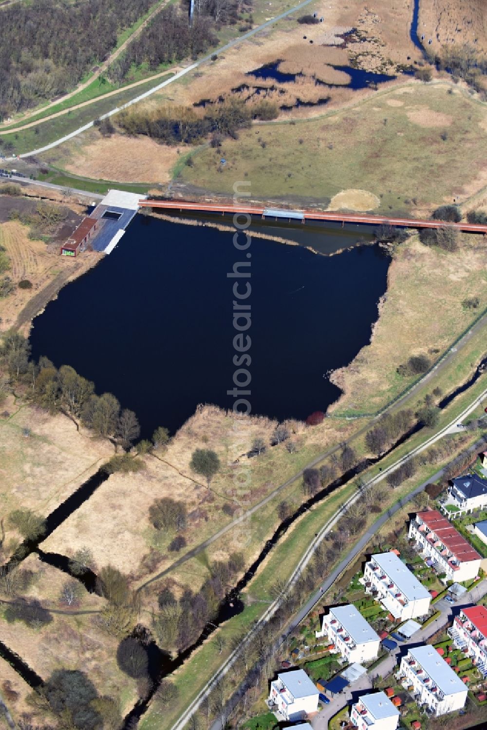 Berlin from above - Riparian areas on the lake area of Wuhleteich in the district Marzahn-Hellersdorf in Berlin