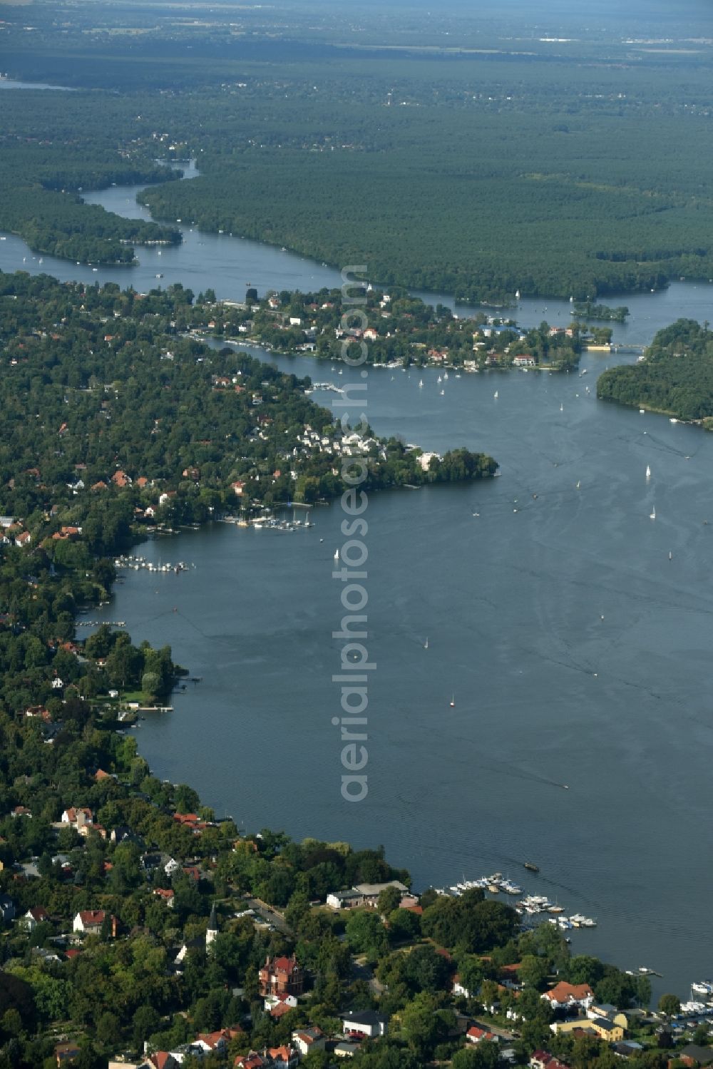 Zeuthen from the bird's eye view: Riparian areas on the lake area of Zeuthener See on the Dahme river in Zeuthen in the state Brandenburg