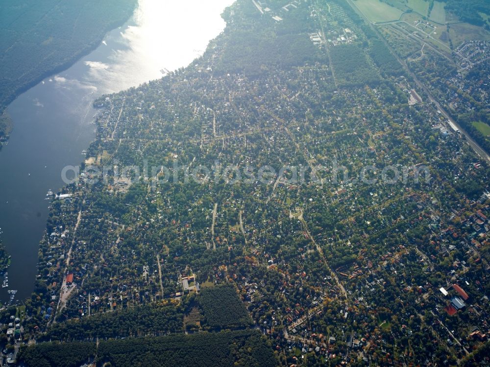 Aerial image Eichwalde - Riparian areas on the lake area of Lake Zeuthen in Eichwalde in the state of Brandenburg. The lake is a broad area of the river Dahme