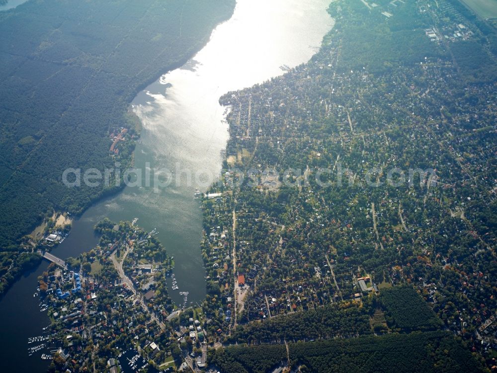 Aerial photograph Eichwalde - Riparian areas on the lake area of Lake Zeuthen in Eichwalde in the state of Brandenburg. The lake is a broad area of the river Dahme