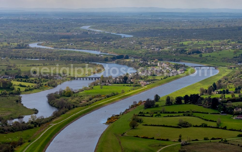 Aerial photograph Parteen Weir - Curved loop of the riparian zones on the course of the river Shannon in Parteen Weir in Clare, Ireland