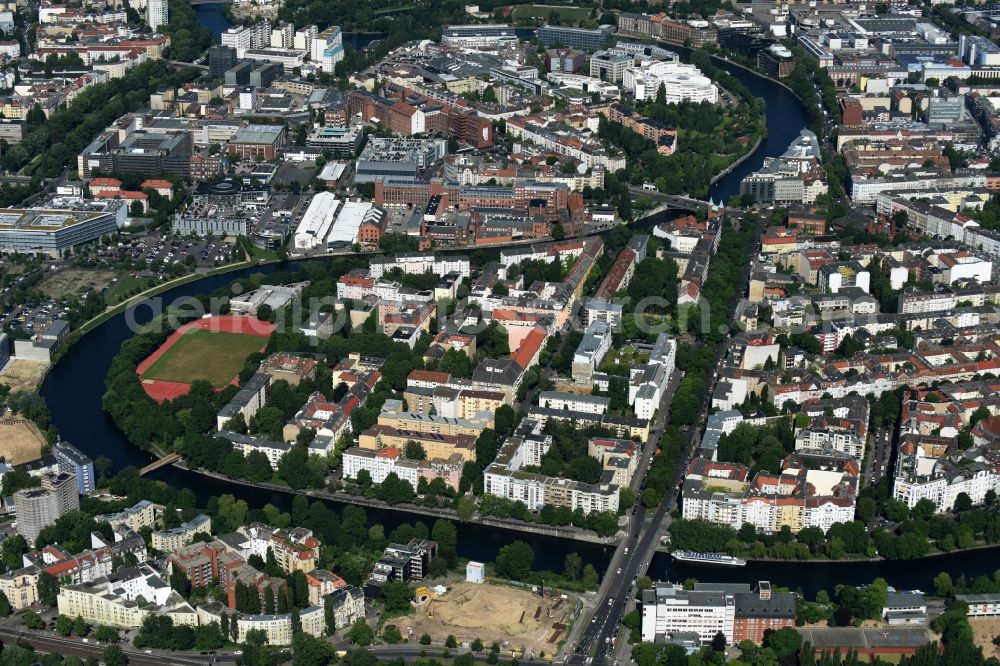 Berlin from above - Curved loop of the riparian zones on the course of the river Spree Levetzowstrasse - Franklinstrasse -Helmholtzstrasse in Berlin