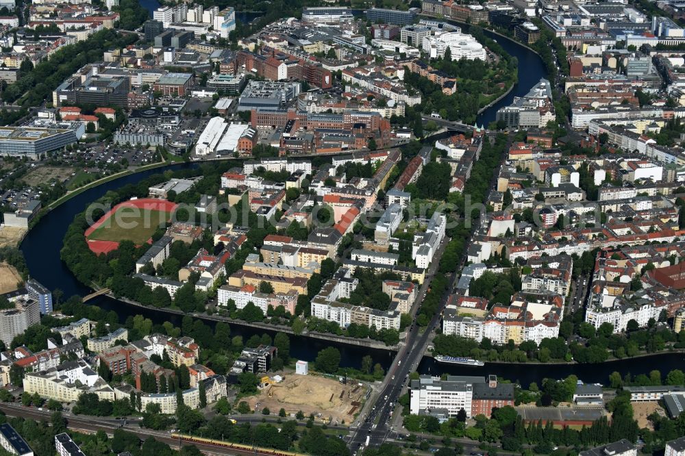 Berlin from the bird's eye view: Curved loop of the riparian zones on the course of the river Spree Levetzowstrasse - Franklinstrasse -Helmholtzstrasse in Berlin