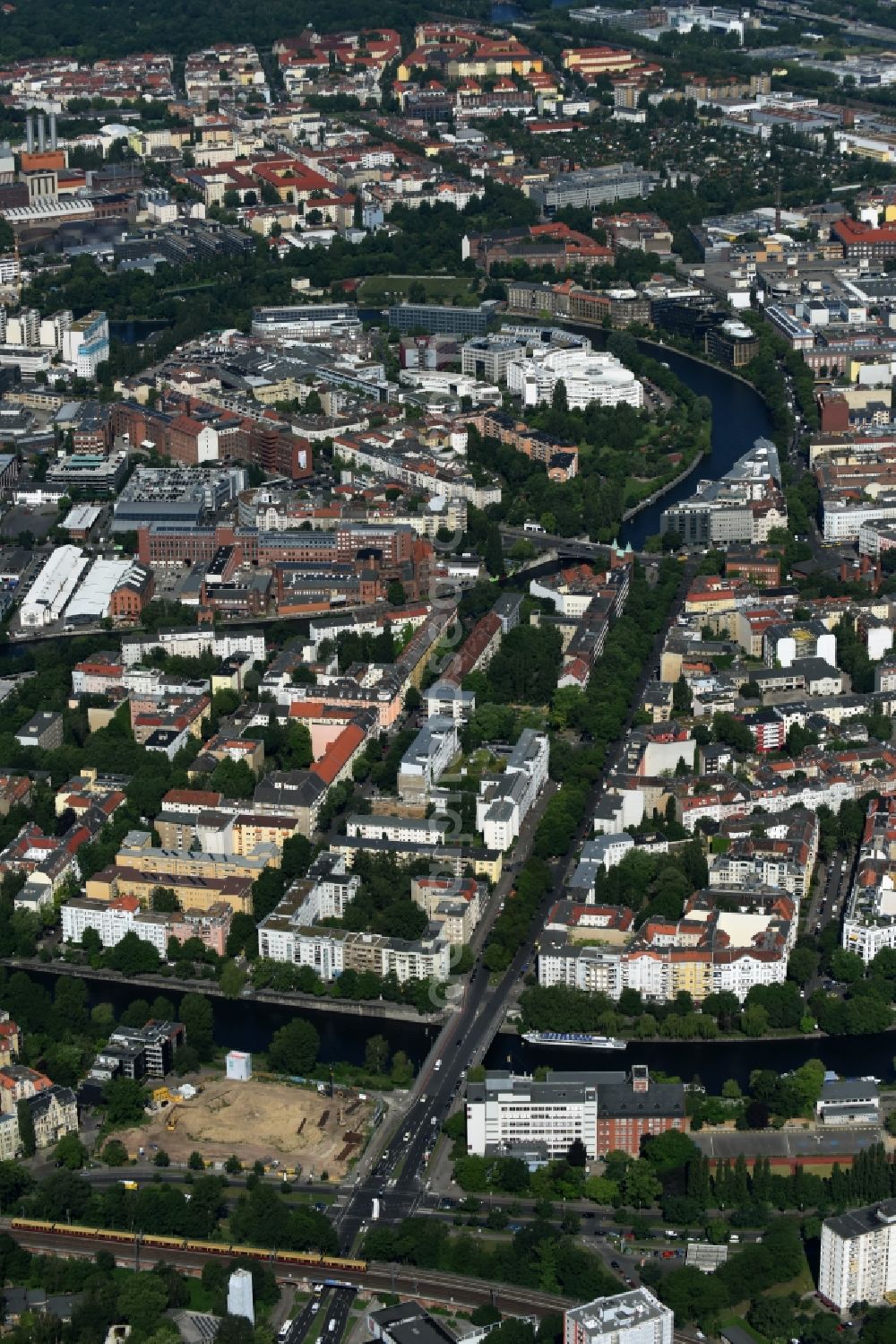 Aerial image Berlin - Curved loop of the riparian zones on the course of the river Spree Levetzowstrasse - Franklinstrasse -Helmholtzstrasse in Berlin