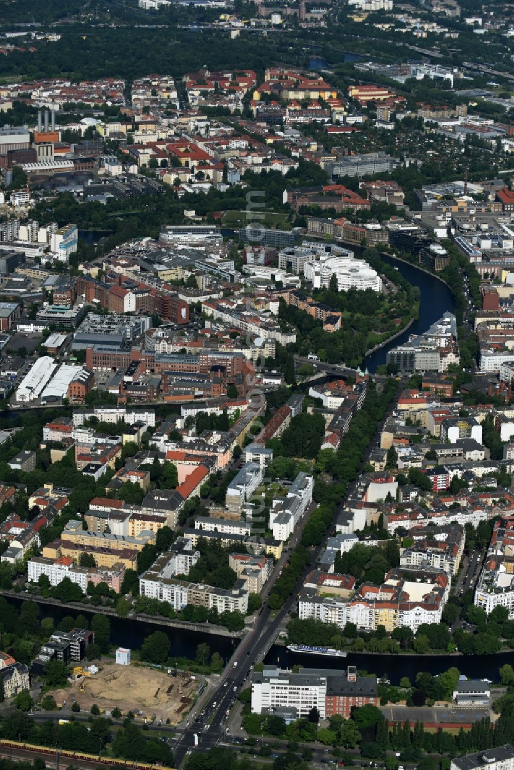 Aerial photograph Berlin - Curved loop of the riparian zones on the course of the river Spree Levetzowstrasse - Franklinstrasse -Helmholtzstrasse in Berlin