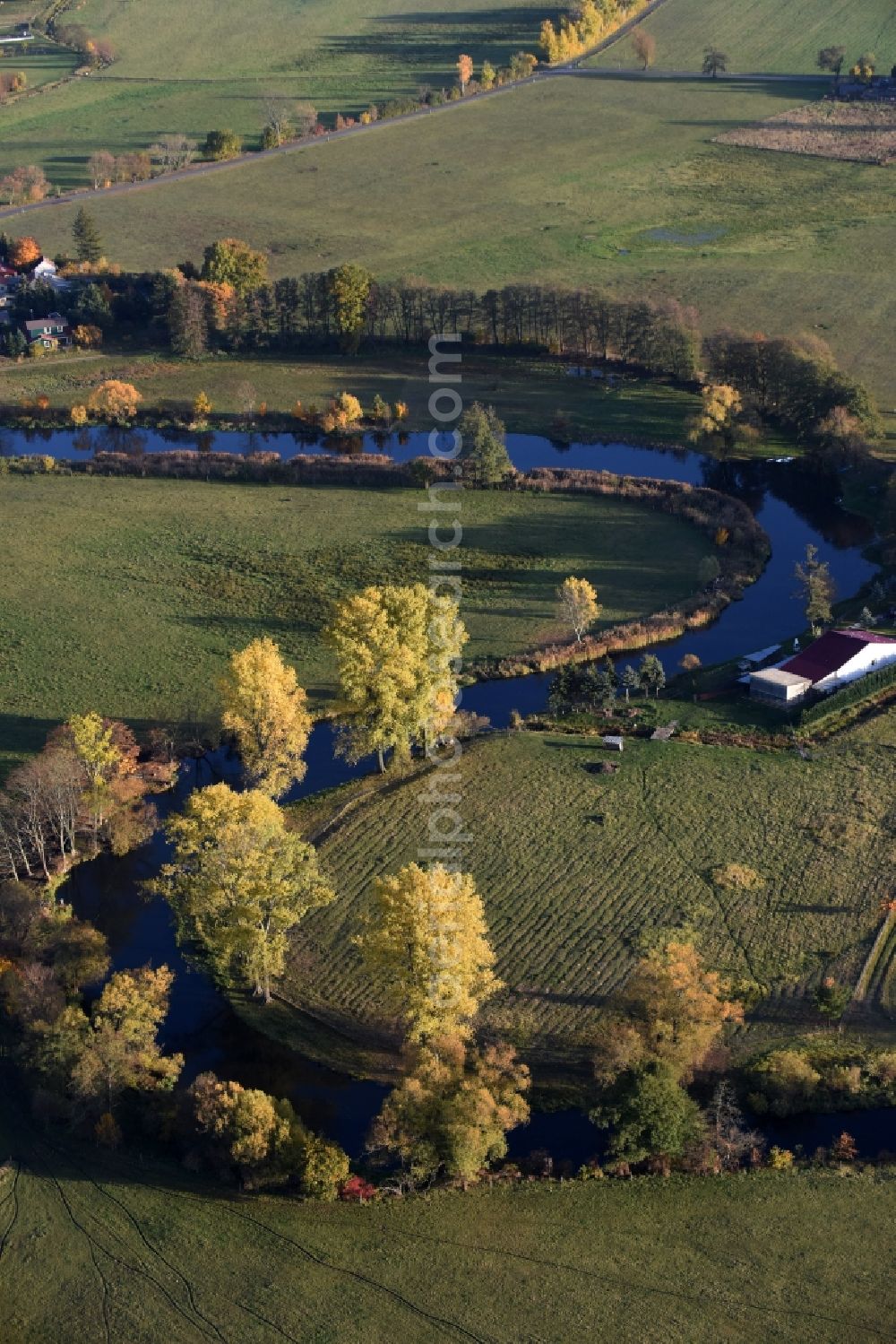 Aerial photograph Neu Hartmannsdorf - Curved loop of the riparian zones on the course of the spree river Spree- in Neu Hartmannsdorf in the state Brandenburg