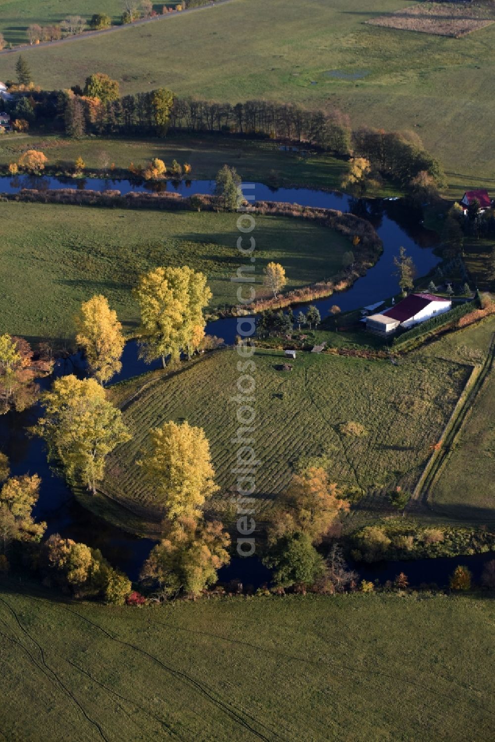 Neu Hartmannsdorf from above - Curved loop of the riparian zones on the course of the spree river Spree- in Neu Hartmannsdorf in the state Brandenburg