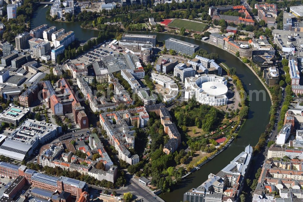 Berlin from the bird's eye view: Curved loop of the riparian zones on the course of the river Spree - in the district Charlottenburg in Berlin, Germany