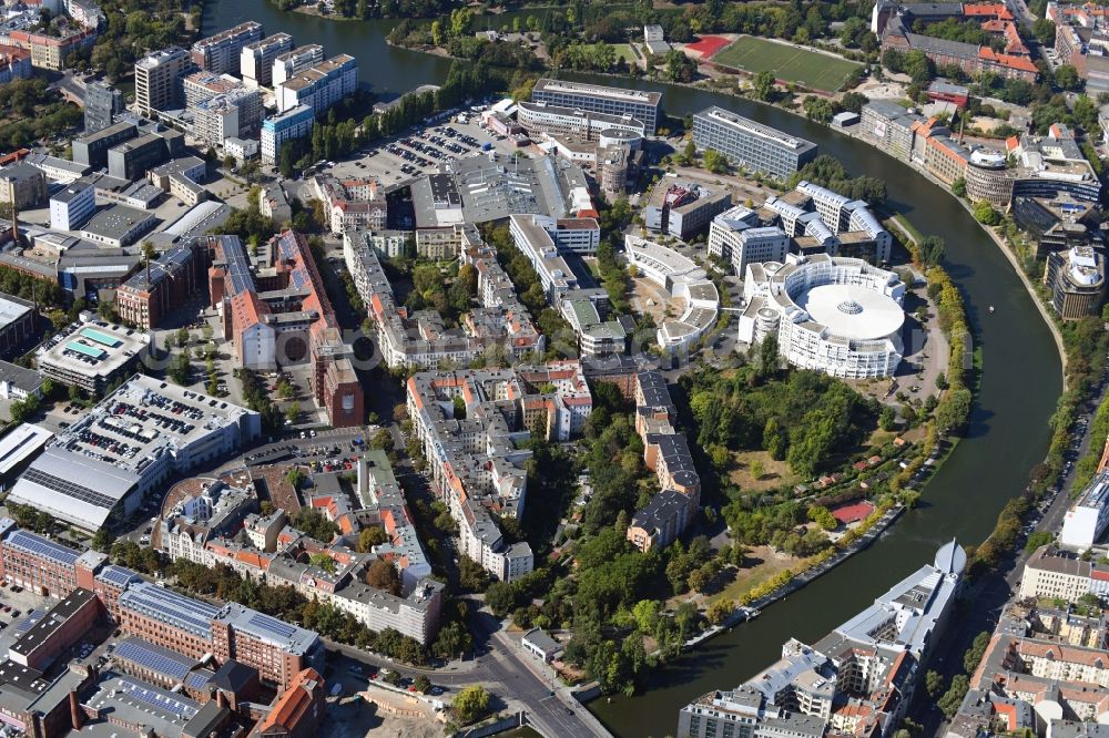 Aerial photograph Berlin - Curved loop of the riparian zones on the course of the river Spree - in the district Charlottenburg in Berlin, Germany