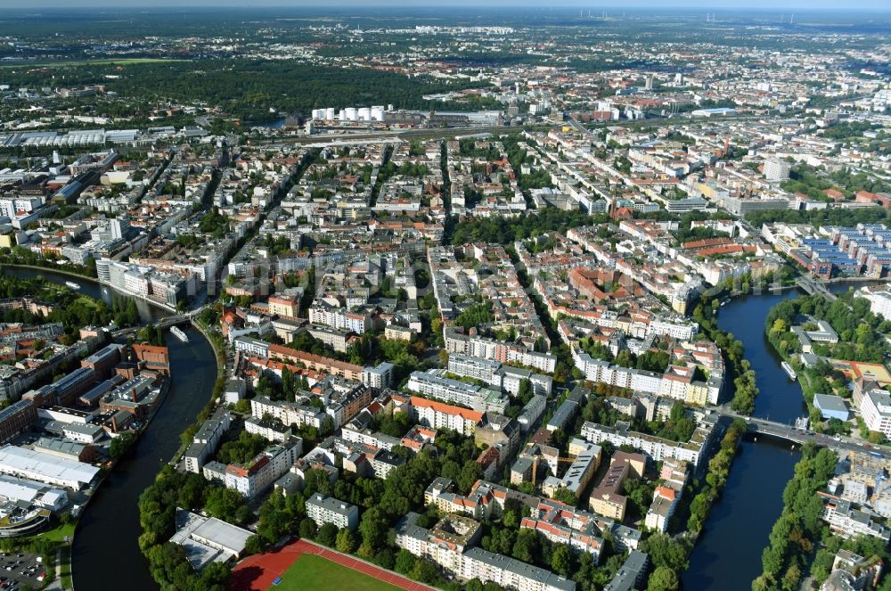 Aerial image Berlin - Curved loop of the riparian zones on the course of the river Spree in the district Moabit in Berlin, Germany
