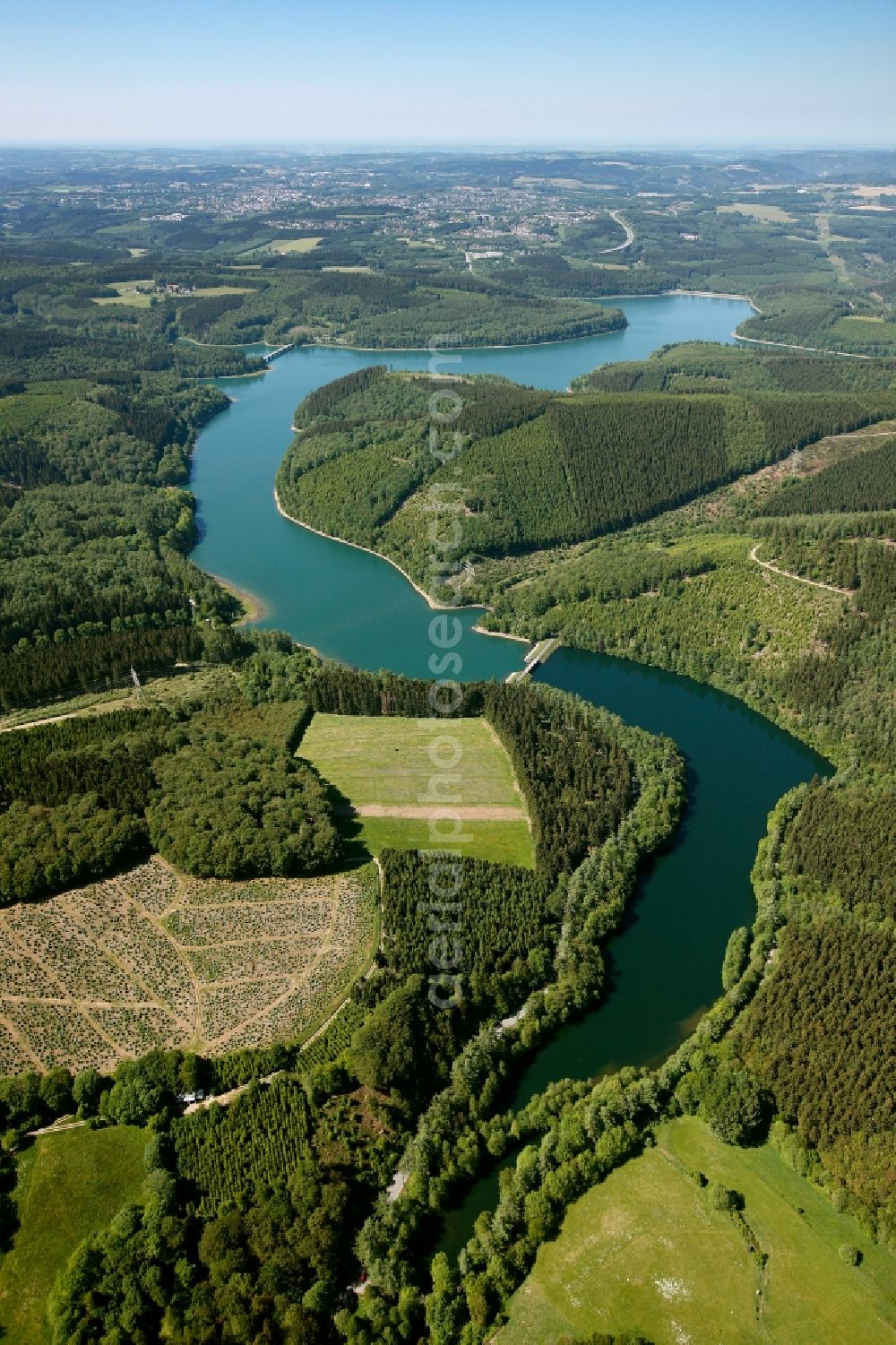 Lüdenscheid from the bird's eye view: Shore areas at Lake of the Versetalsperre in Luedenscheid in North Rhine-Westphalia