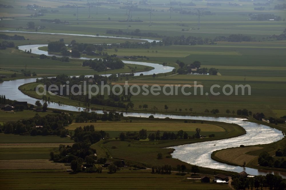 Itzehoe from the bird's eye view: Curved loop of the riparian zones on the course of the river Stoer in Itzehoe in the state Schleswig-Holstein