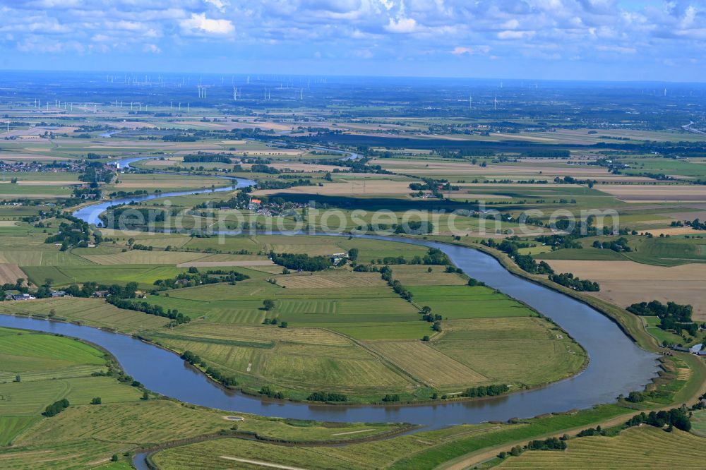 Wewelsfleth from the bird's eye view: Curved loop of the riparian zones on the course of the river Stoer on street Am Wischdeich in Wewelsfleth in the state Schleswig-Holstein, Germany