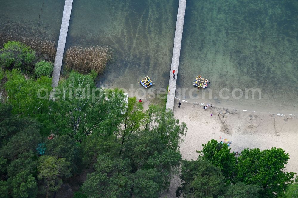 Mönchwinkel from the bird's eye view: Riparian areas on the lake area of Stoeritzsee in Moenchwinkel in the state Brandenburg, Germany