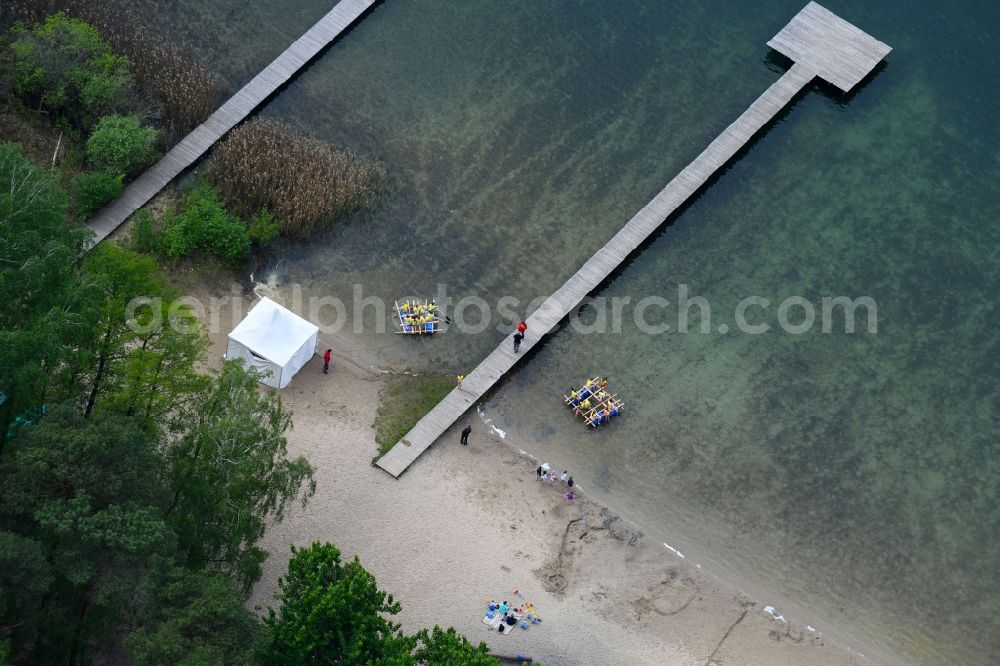 Aerial photograph Mönchwinkel - Riparian areas on the lake area of Stoeritzsee in Moenchwinkel in the state Brandenburg, Germany