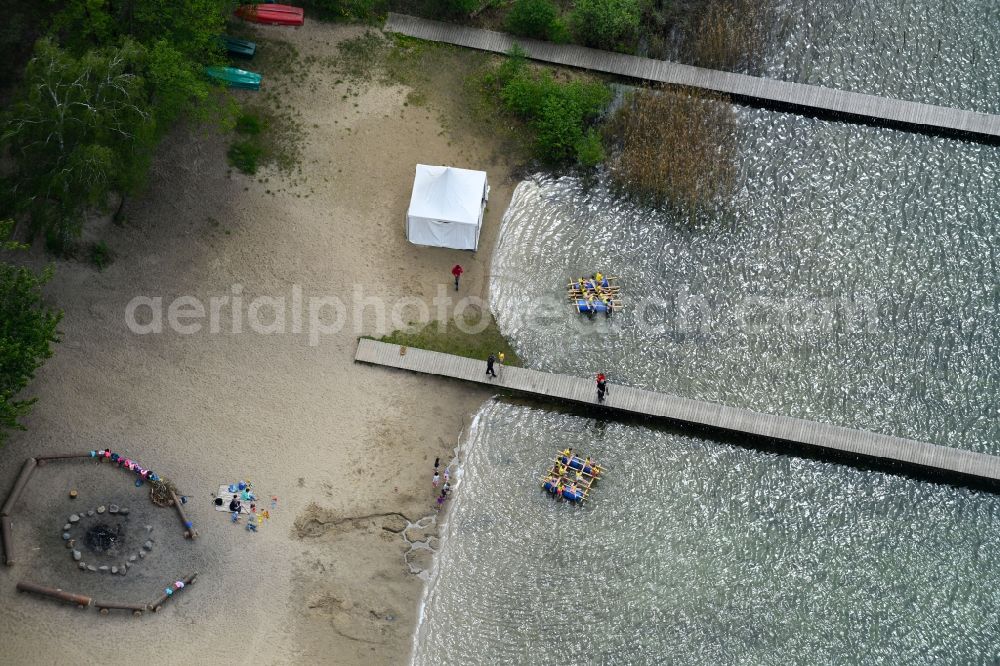 Mönchwinkel from the bird's eye view: Riparian areas on the lake area of Stoeritzsee in Moenchwinkel in the state Brandenburg, Germany