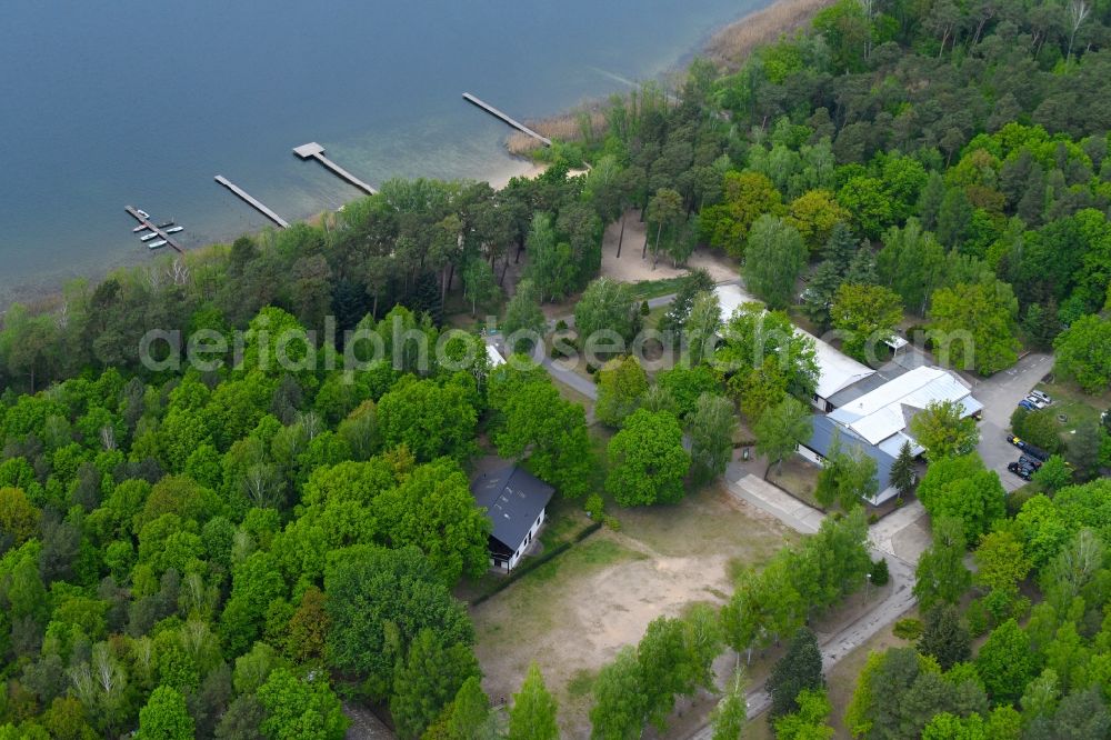 Mönchwinkel from the bird's eye view: Riparian areas on the lake area of Stoeritzsee in Moenchwinkel in the state Brandenburg, Germany