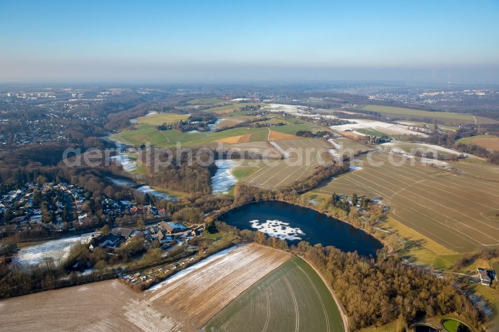 Aerial photograph Heiligenhaus - Shore areas of the ponds for fish farming Abtskuecher Teich in Heiligenhaus in the state North Rhine-Westphalia