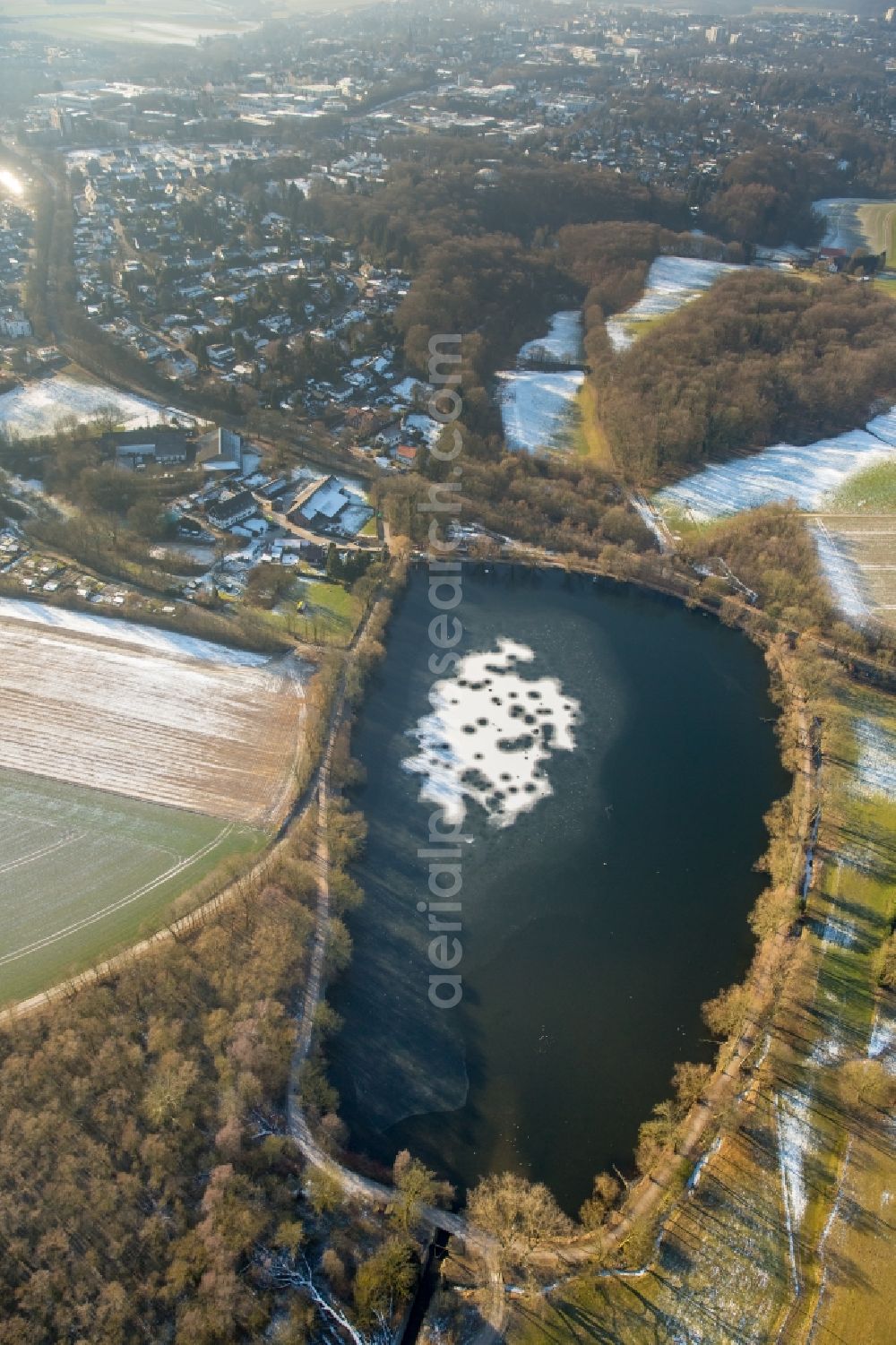 Heiligenhaus from the bird's eye view: Shore areas of the ponds for fish farming Abtskuecher Teich in Heiligenhaus in the state North Rhine-Westphalia